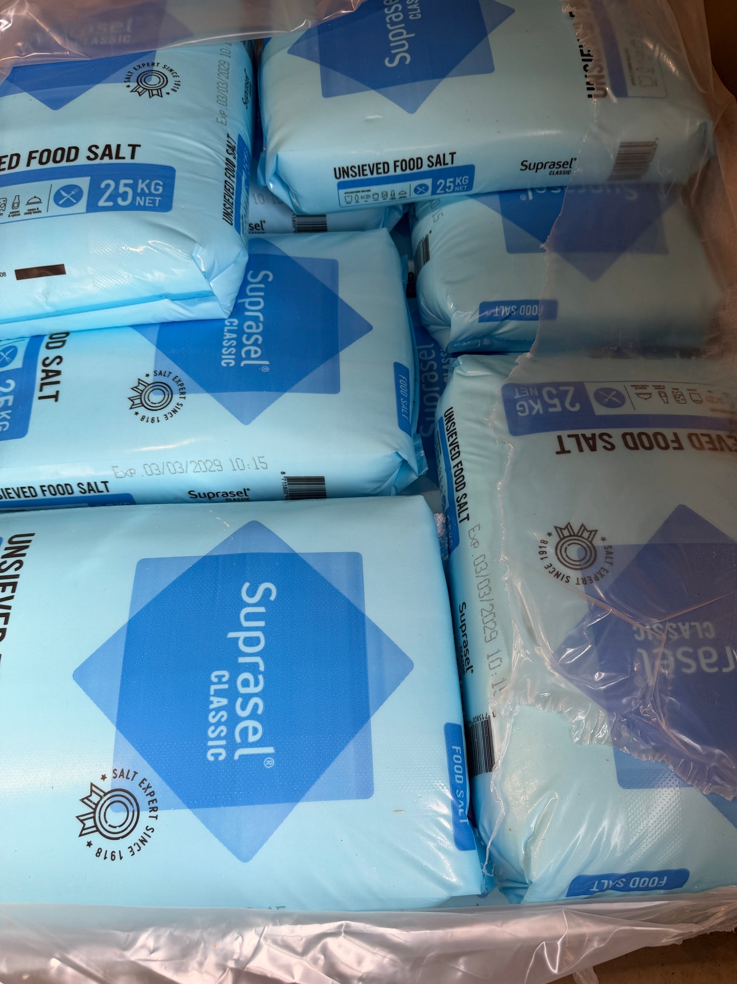 Pallet met zakken vijverzout van 25 kg op voorraad in de winkel in ’s-Gravendeel